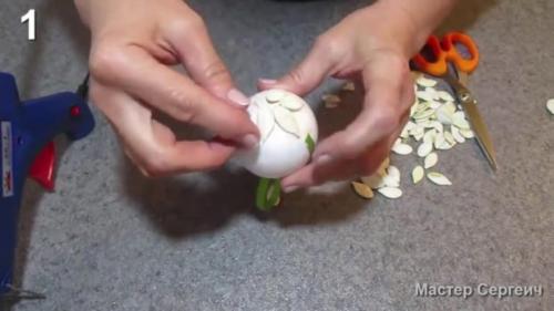 Поделки из тыквы и шишек. Два варианта красивых новогодних игрушек из тыквенных семечек