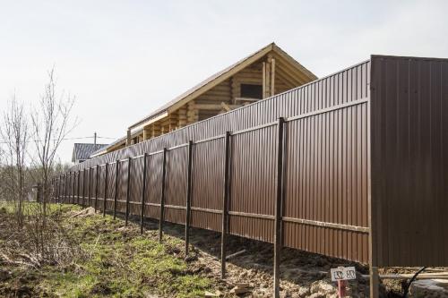 Чем укрыть забор. Что делать с щелью под забором?