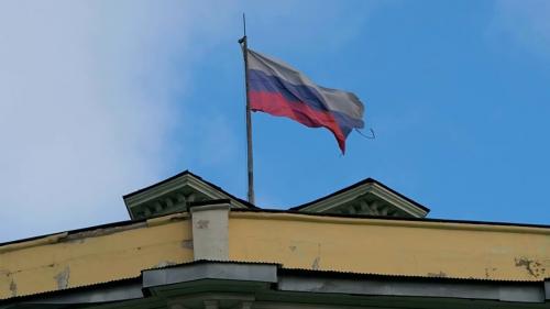 Как повесить флаг на стену. Можно ли просто так повесить на свой дом флаг России?