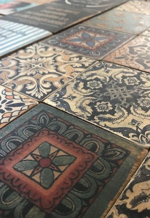 Плитка из дерева. Необычная идея дизайна стен: деревянная плитка с рисунком