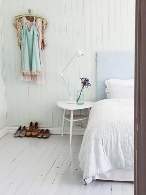 Вместо прикроватных тумбочек. 9 альтернативных прикроватных тумбочек для небольших спален.