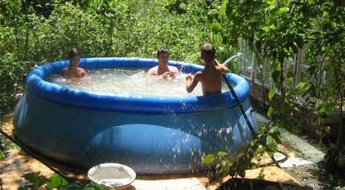 Бассейн своими руками во дворе частного. Какими бывают уличные бассейны 02