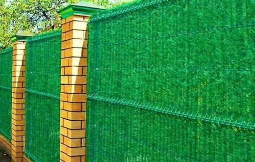 Сетка рабица с искусственной травой. Особенности использования искусственной хвои