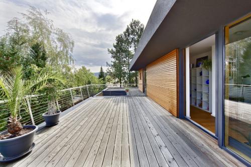 Интерьер с большими окнами. ПАНОРАМНЫЕ ОКНА В ЧАСТНОМ ДОМЕ: СОВЕТЫ ПО ВЫБОРУ РАЗДВИЖНЫХ КОНСТРУКЦИЙ