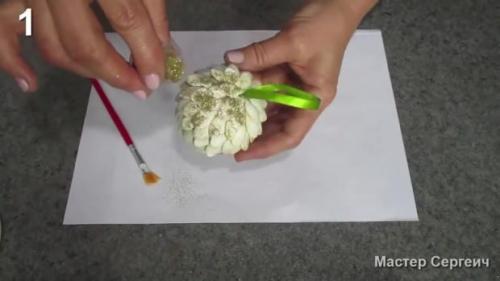 Поделки из тыквы и шишек. Два варианта красивых новогодних игрушек из тыквенных семечек