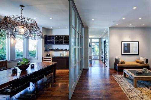 Кухня с гостиной студия. Как обустроить гостиную, совмещенную с кухней?