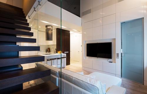 Лестница в двухуровневой квартире. Лестница в дизайне двухуровневой квартиры