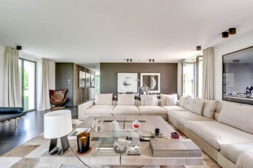 Интерьер частного дома своими руками. Интерьер частного дома – обзор вариантов создания эксклюзивного дизайна. Проектирование стиля загородного дома