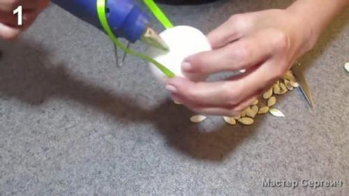 Поделки из тыквы и шишек. Два варианта красивых новогодних игрушек из тыквенных семечек