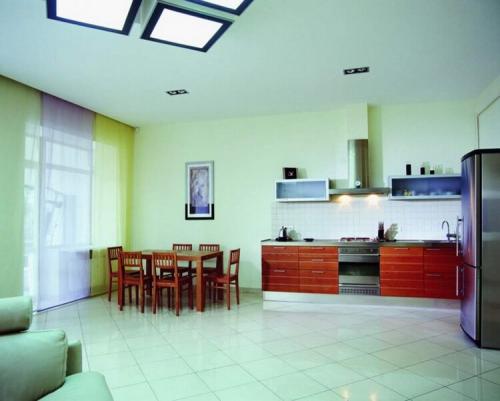 Модные обои для кухни 2019. Какие обои больше подходят для большой кухни?