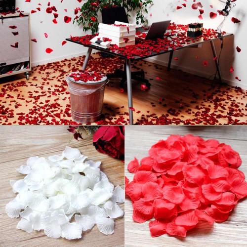 Лепестки роз на кровати. Романтическая атмосфера