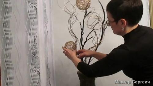 Декор из веток ивы. Украшение комнаты декором из веток и шаров из ниток