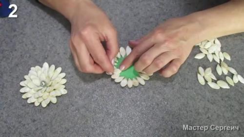 Поделки из тыквы и шишек. Два варианта красивых новогодних игрушек из тыквенных семечек