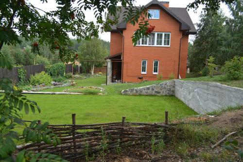 Горы и дом. Дом на склоне горы. Где строить, внизу или вверху