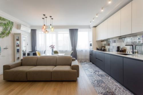 Кухня студия и зал. Планировка 13