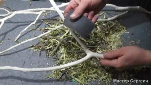 Декор из веток ивы. Украшение комнаты декором из веток и шаров из ниток