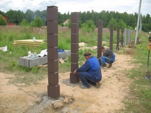 Чем укрыть забор. Что делать с щелью под забором?