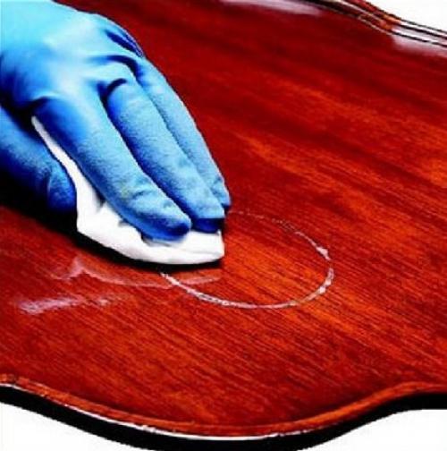 Как удалить пятна с полированной мебели. Простая инструкция по удалению белых пятен с полированной мебели