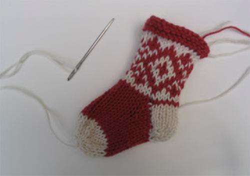 Рождественские носки спицами. Рождественские носочки / mini christmas stockings