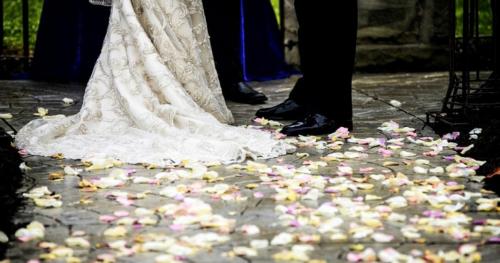 Лепестки роз на свадьбу. Как 12 способами использовать лепестки роз на свадьбе: