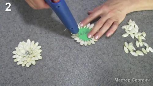 Поделки из тыквы и шишек. Два варианта красивых новогодних игрушек из тыквенных семечек