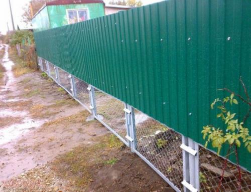 Чем укрыть забор. Что делать с щелью под забором?