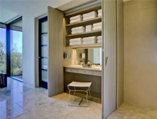 Туалетный столик с зеркалом и подсветкой. Где поставить + необычные модели для маленьких помещений