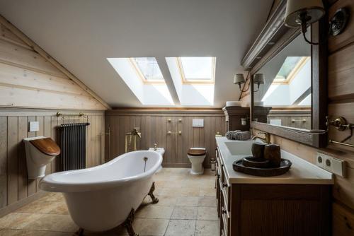 Душ мансарда. 7 подходящих стилей для оформления ванной комнаты на мансарде