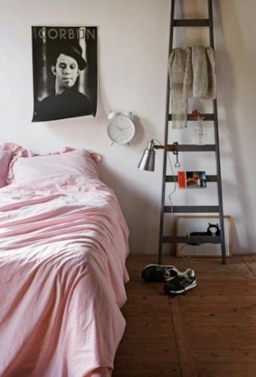 Вместо прикроватных тумбочек. 9 альтернативных прикроватных тумбочек для небольших спален.