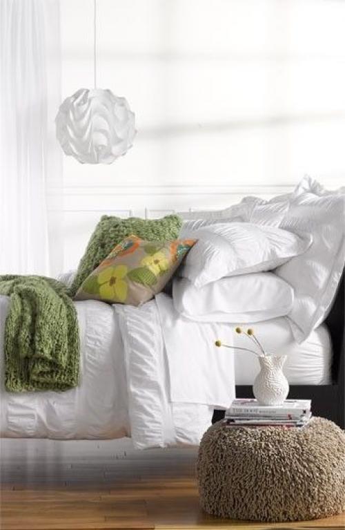 Идеи прикроватных тумбочек. Дизайнерские хитрости: разные прикроватные тумбочки в спальне 09