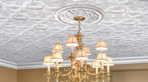 Плитка потолочная пенополистирольная. Потолочная плитка из пенопласта: разновидности и особенности использования