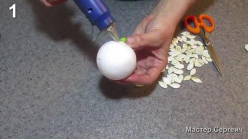 Поделки из тыквы и шишек. Два варианта красивых новогодних игрушек из тыквенных семечек