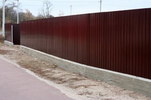 Чем укрыть забор. Что делать с щелью под забором?