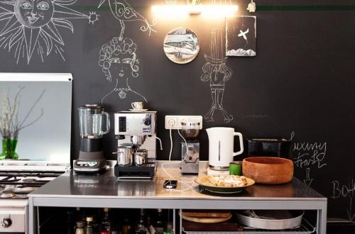 Доска меловая в интерьере. Грифельная или меловая доска в интерьере: стиль и удобство