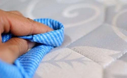 Как почистить матрас пароочистителем. Избавляемся от пятен разного рода в домашних условиях