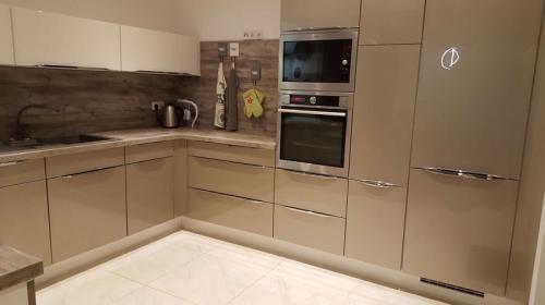 Сочетание бежевого и серого на кухне. Почему бежевый цвет так популярен в интерьере кухни