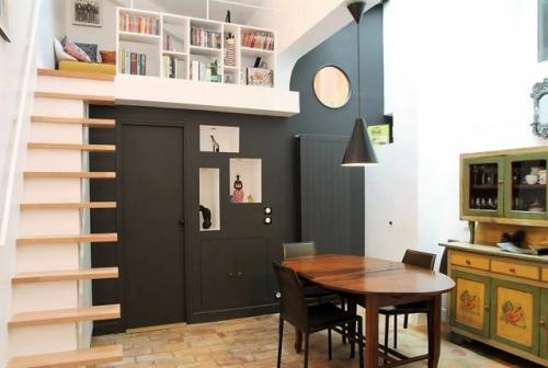 Комната на втором этаже. Яркие дизайнерские решения