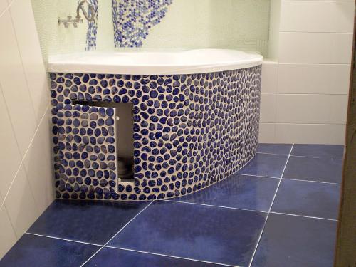 Как оформить люк в ванной. Какие бывают люки под плитку у ванны, их особенности