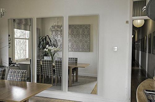 Оформить стену зеркалами. 6 приемов украшения стен зеркалами