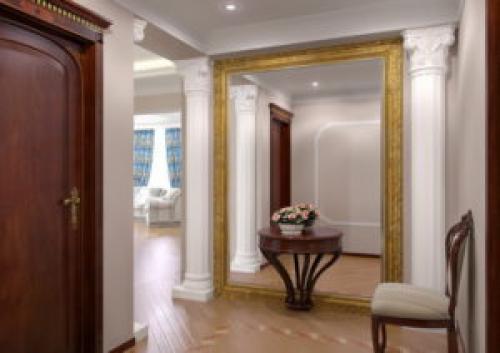 Зеркальная стена в прихожей. Зеркала с подсветкой