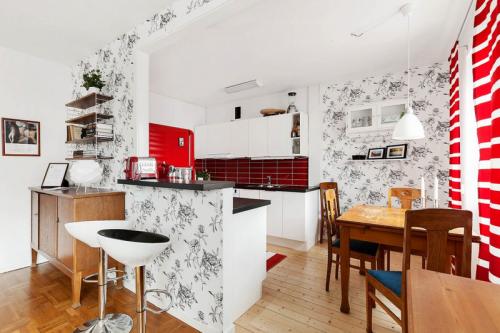 Дизайн маленькой кухни студии. Дизайн интерьера кухни в маленькой студии — 7 советов профи