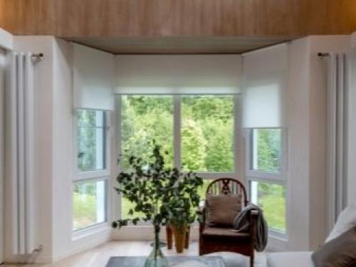 Как оформить окно с эркером на кухне. Устройство обеденной зоны 15