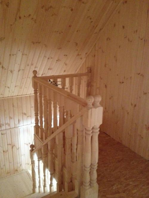 Комната на втором этаже деревянного дома. Внутренняя отделка 2 этажа дома вагонкой. Лестница