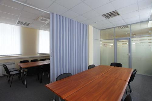 Перегородки межкомнатные передвижные. Конструкция мобильных межкомнатных перегородок 01