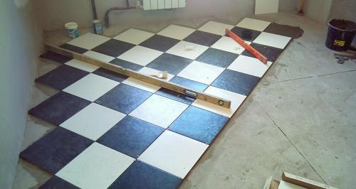 Укладка плитки на пол по диагонали со смещением. Как правильно уложить плитку по диагонали?