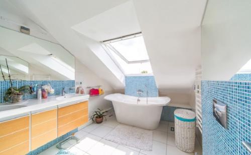 Устройство санузла в мансарде. 7 подходящих стилей для оформления ванной комнаты на мансарде