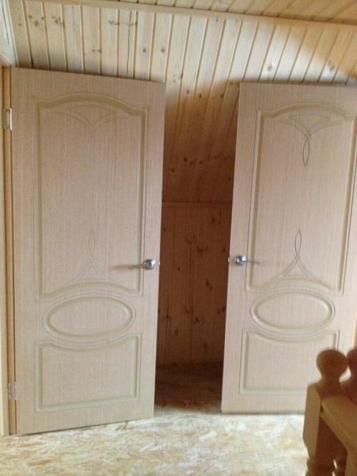 Комната на втором этаже деревянного дома. Внутренняя отделка 2 этажа дома вагонкой. Лестница