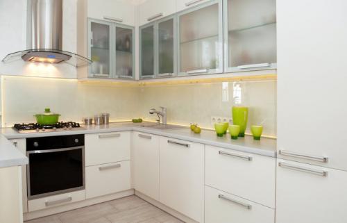 Белая кухня в интерьере. Белые глянцевые кухни в интерьере реальные фото: все плюсы и минусы