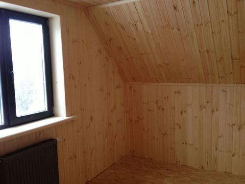 Комната на втором этаже деревянного дома. Внутренняя отделка 2 этажа дома вагонкой. Лестница