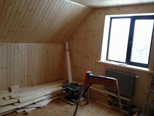 Комната на втором этаже деревянного дома. Внутренняя отделка 2 этажа дома вагонкой. Лестница